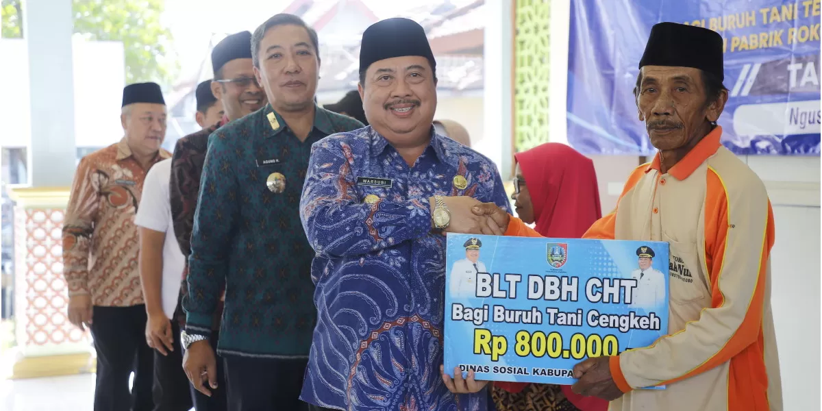 Bupati Warsubi Menyerahkan BLT DBHCHT 2026 (dok.istimewa)