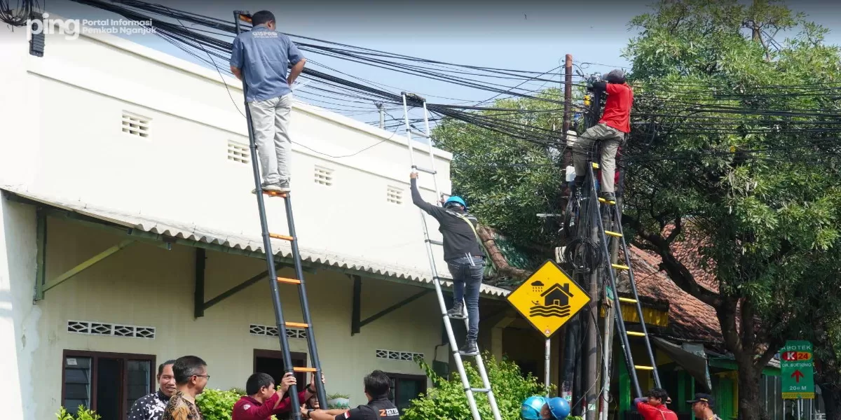 Penataan kabel telekomunikasi di Nganjuk (nganjukkab.go.id)