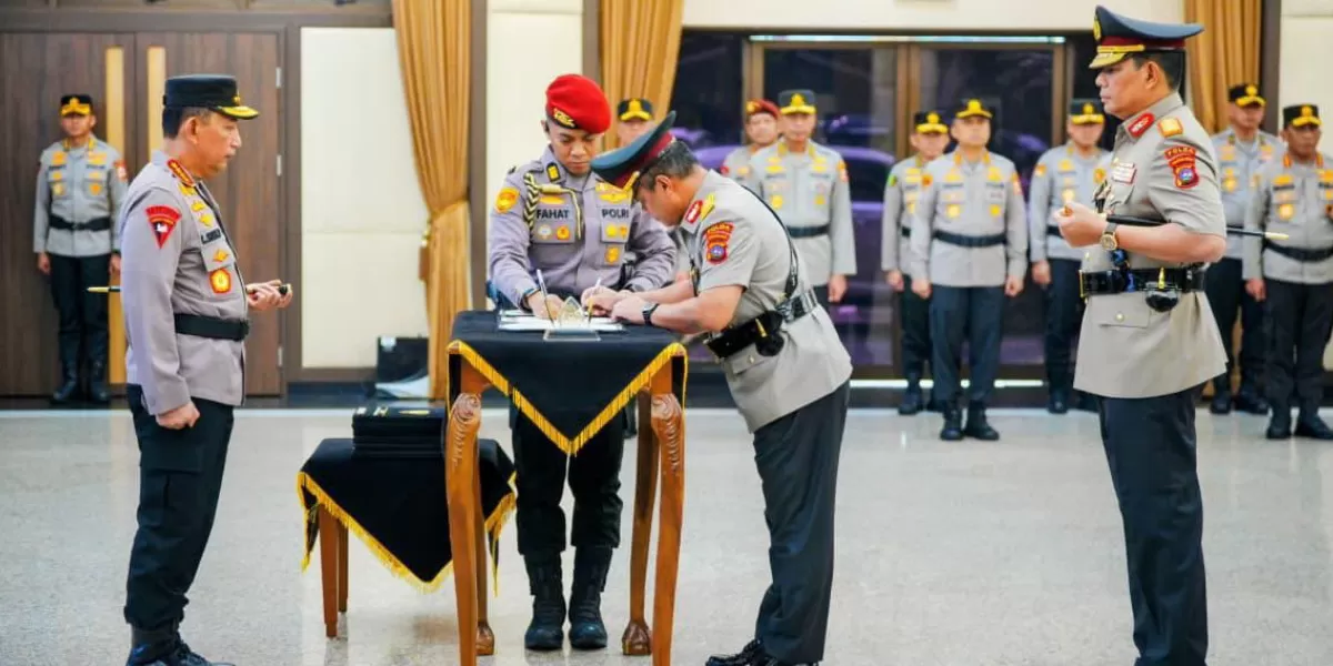 Kapolri memimpin sertijab enam Kapolda sebagai bagian regenerasi kepemimpinan dan penyegaran organisasi di tubuh Polri (Divisi Humas Polri)