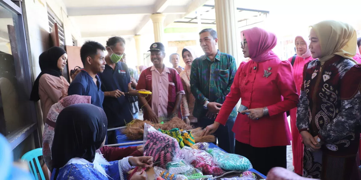Fatma Saifullah Yusuf meninjau pemberdayaan masyarakat dan menyalurkan bantuan ATENSI bagi penyandang disabilitas di Jombang (dok.istimewa)