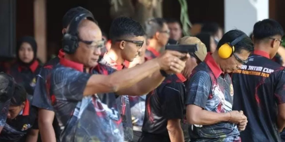 Kapolda Jatim menegaskan senjata api hanya digunakan sebagai upaya terakhir dan harus dapat dipertanggungjawabkan secara hukum (Humas Polda Jatim)