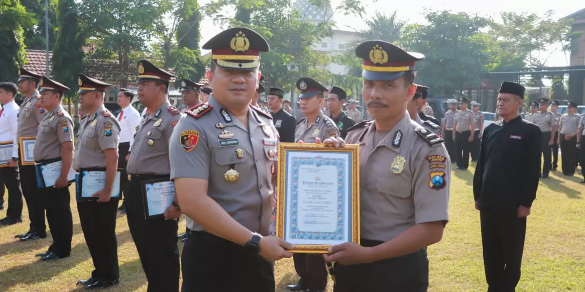 Kapolres Jombang, AKBP Ardi Kurniawan memberi penghargaan kepada personel, Polsek, dan masyarakat berprestasi dalam rangka Hari Bhayangkara ke 80 (Humas Polres Jombang)