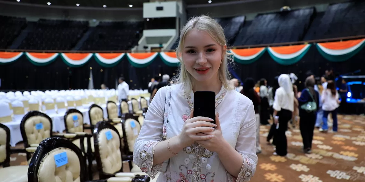 Warga asal Jerman bernama Dasha mengaku terkesan bertemu Presiden Prabowo dan menyebutnya sebagai sosok yang hangat serta humoris (Promedia Teknologi Indonesia)