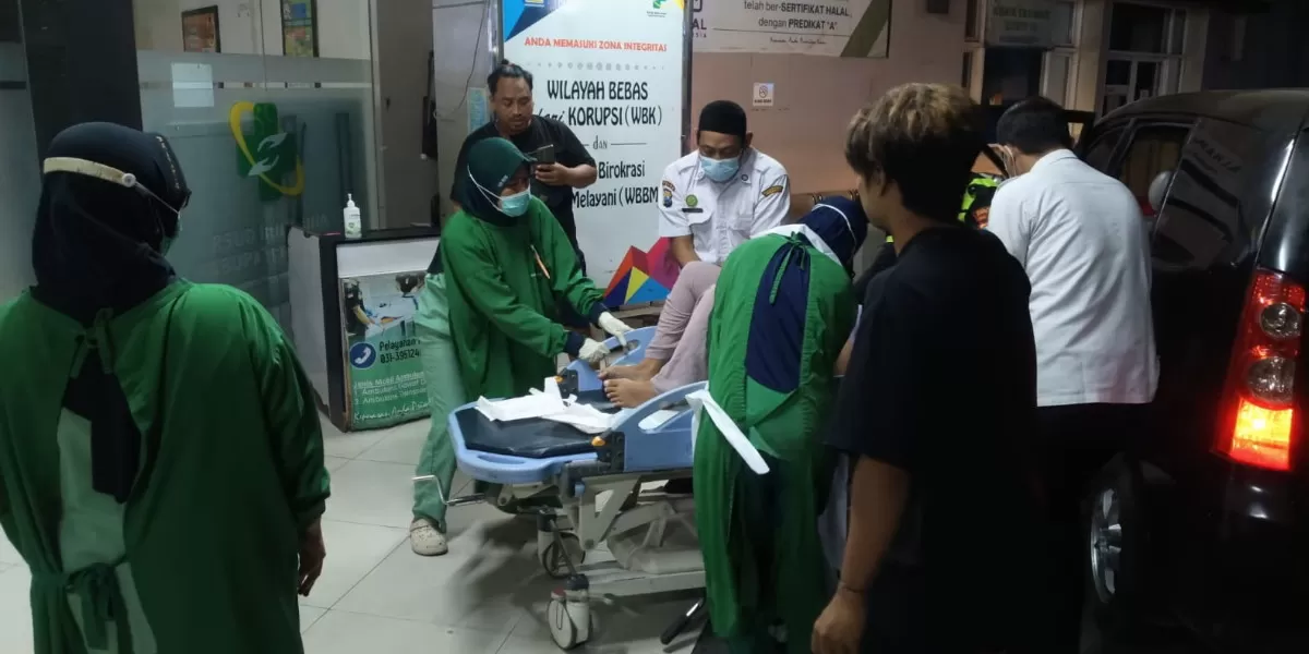 Aksi cepat Satlantas Polres Gresik mengawal ibu yang hendak melahirkan  (Humas Polres Gresik)