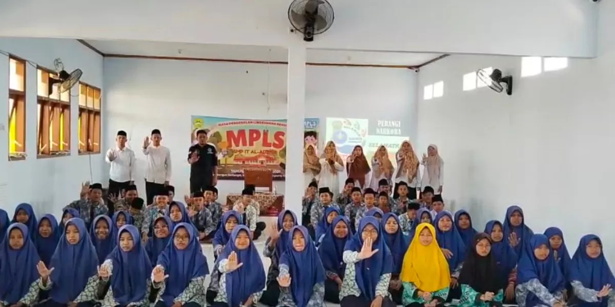 Pembina Relawan GANN Kabupaten Jombang, H. Rochmad Abidin, S.T.P usai memberikan sosialisasi pencegahan penyalahgunaan narkoba dan bullying di SMP IT Al-Adzkia (dok.istimewa)
