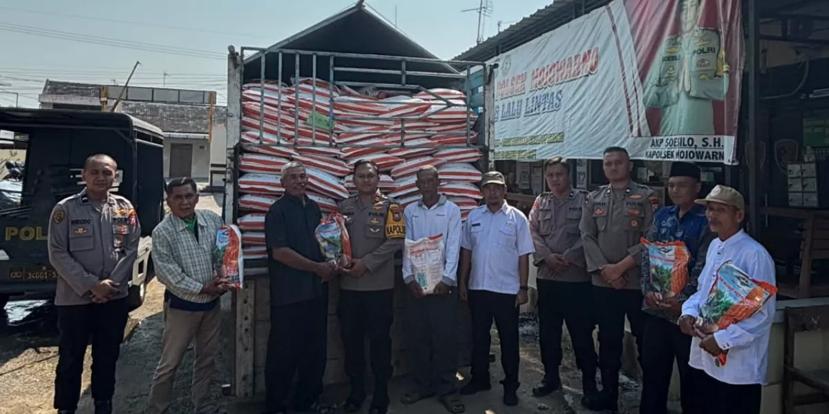 Polres Jombang menyalurkan 6.060 kg benih jagung kepada sembilan kelompok tani di Mojowarno untuk mendukung ketahanan pangan (Humas Polres Jombang)
