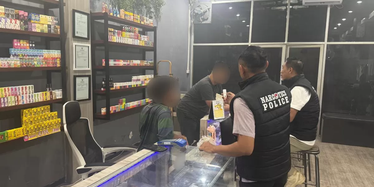 Polres Mojokerto Kota mengedukasi pelajar dan pemilik vape store untuk mencegah peredaran vape yang diduga mengandung narkotika (Humas Polres Mojokerto)