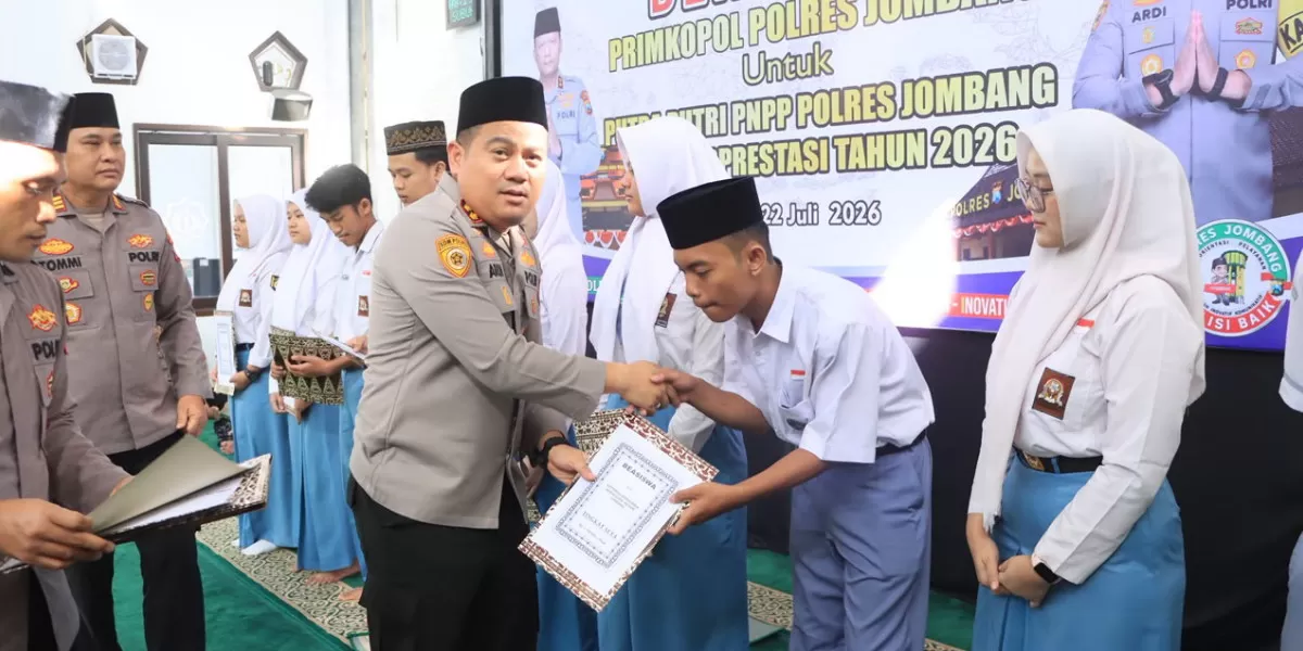Penyerahan beasiswa dilakukan langsung oleh Kapolres Jombang AKBP Ardi Kurniawan, S.H., S.I.K., CPHR., di Masjid Agung Junnatul Fua'dah Mapolres Jombang (Humas Polres Jombang)