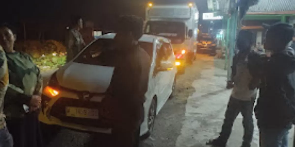Toyota Agya bertabrakan dengan truk box di Jalan Raya Kedungpapar, Sumobito, Jombang (dok.istimewa)