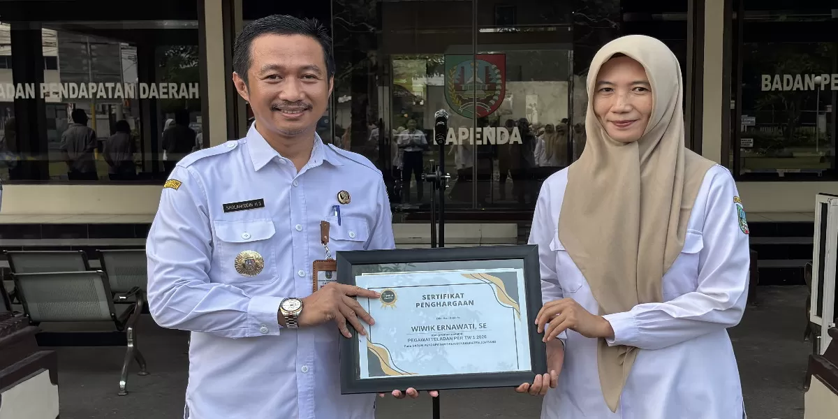 Kepala Bapenda Jombang, Sholahuddin Hadi Sucipto, S.STP., M.Si saat memberikan penghargaan Pegawai Sangat Disiplin kepada tiga pegawai (dok.istimewa)