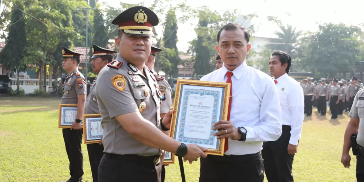 Kapolres Jombang memberi penghargaan personel berprestasi sekaligus menegaskan komitmen Zero Miras dan kesiapan pengamanan Muktamar NU (Humas Polres Jombang)