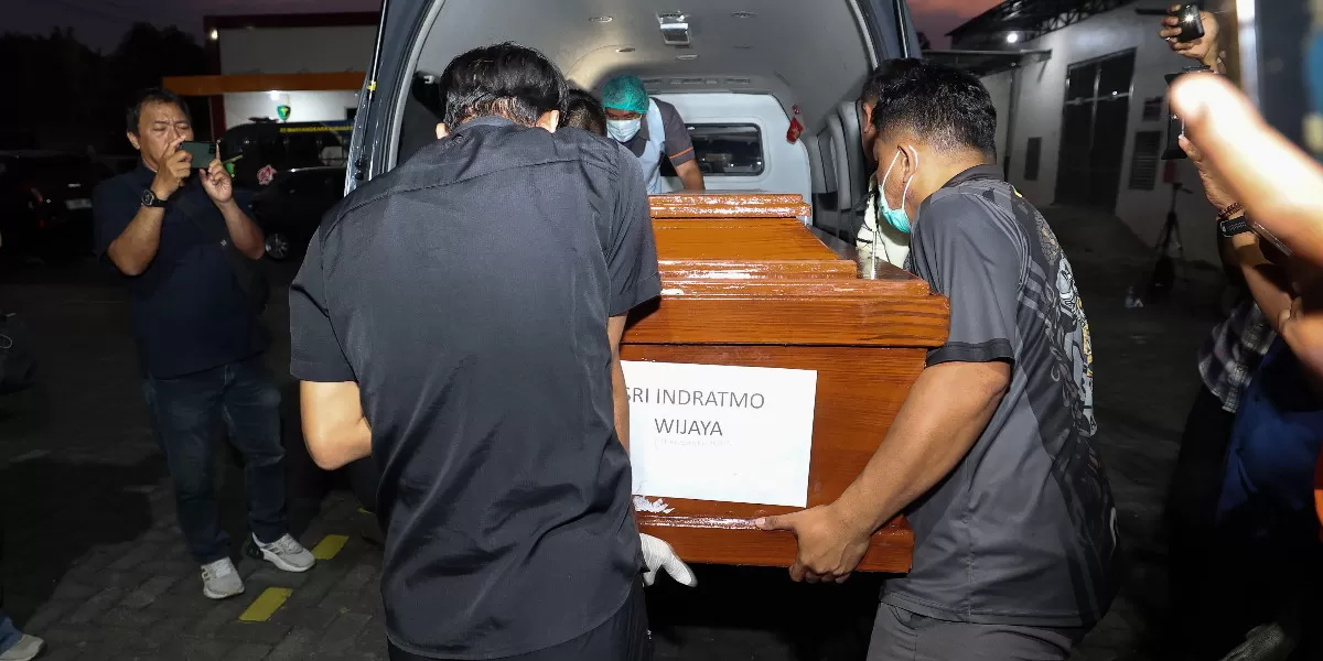 Tim DVI Polda Jatim menyerahkan dua jenazah korban KM Mutiara Sentosa II kepada keluarga (Humas Polda Jatim)