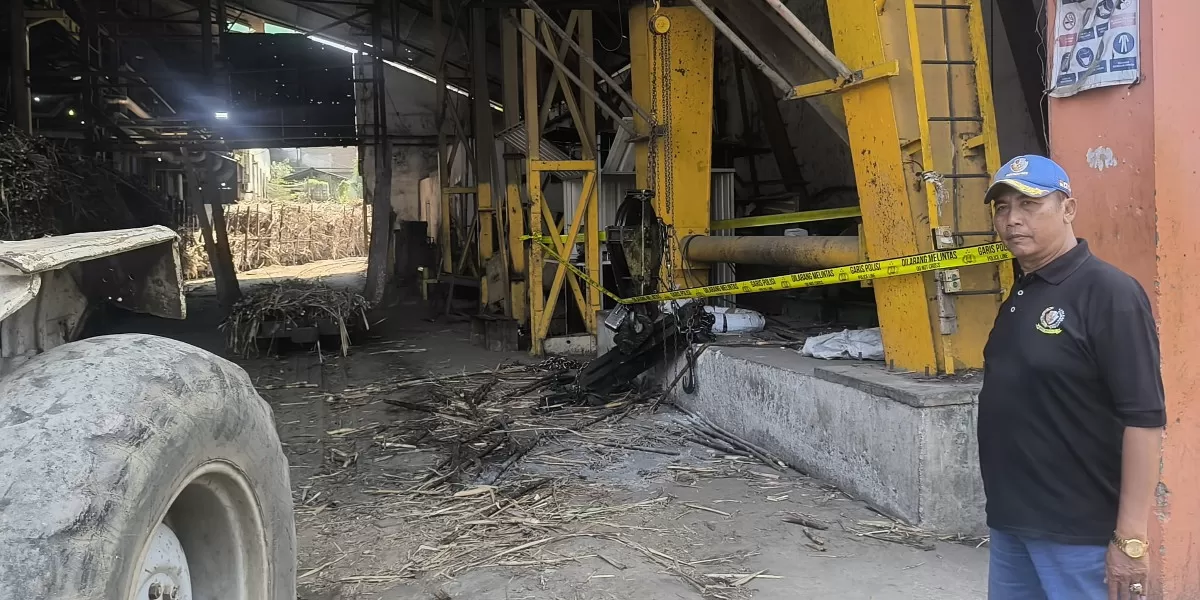 Lokasi kejadian tempat jatuhnya papan kanal pengangkat tebu akibat putusnya tali sling pada crane di lingkungan Pabrik Gula (PG) Rendeng, Kudus, dipasangi police line (Muhammad Thoriq/senang-senang.id)