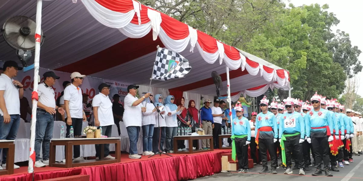 Bupati Warsubi memberangkatkan peserta dengan kibaran bendera start (jombangkab.go.id)