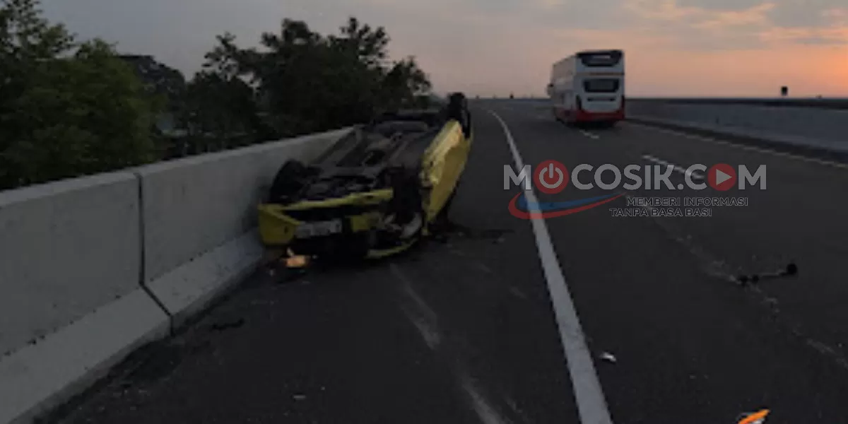 Diduga mengalami microsleep, Daihatsu Ayla menabrak pagar pengaman dan terguling di Tol Jombang-Mojokerto (dok.istimewa)