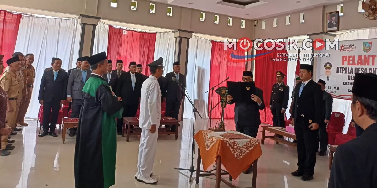 Bupati Jombang Warsubi melantik Pusoko sebagai Kades Antar Waktu Desa Sumberteguh (Rudiyanto)