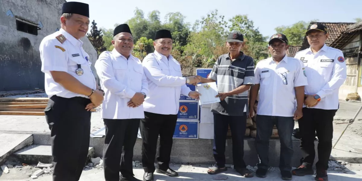 Bupati Jombang Warsubi bersama jajaran Pemkab Jombang meninjau lokasi kebakaran di Desa Kebonagung, Kecamatan Ploso, sekaligus menyerahkan bantuan kepada warga terdampak (jombangkab.go.id)