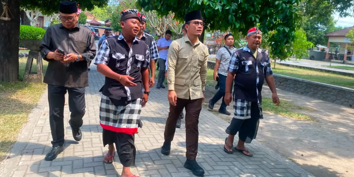 Personel Polsek Sandubaya bersama Babinsa dan Pecalang Dharma Wisesa melakukan pengamanan kunjungan Agus Miftah di sejumlah destinasi Cakranegara, Mataram (Promedia Group)