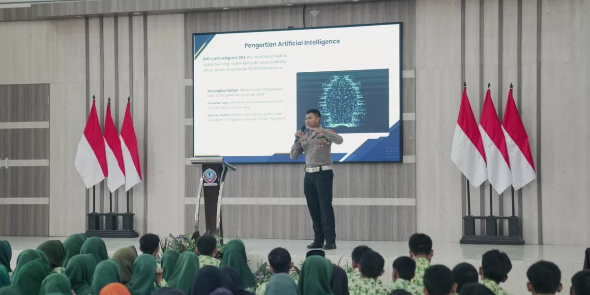 Polres Jombang memberikan edukasi tentang Artificial Intelligence kepada pelajar SMA, SMK, MA, dan sederajat di Aula SMKN 1 Jombang (Humas Polres Jombang)