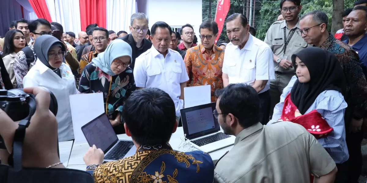 Pemerintah meluncurkan integrasi sistem kesehatan dan administrasi kependudukan untuk mempercepat penerbitan akta kelahiran digital di Puskesmas Pasar Minggu, Jakarta (menpanrb.go.id)