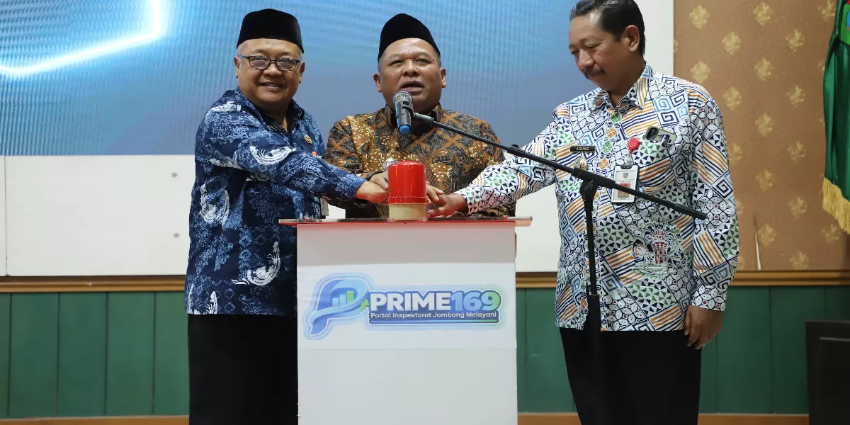 Wakil Bupati Jombang Salmanudin didampingi jajaran Pemkab Jombang menekan tombol peluncuran aplikasi PRIME 169 di Ruang Bung Tomo, Kamis (13/8/2026) (jombangkab.go.id)