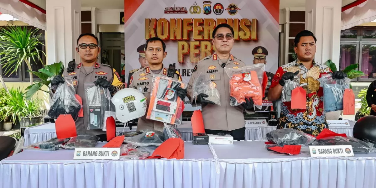Kabid Humas Polda Jatim Kombes Pol Jules Abraham Abast menyampaikan pengungkapan lima kasus kekerasan dan perusakan di Mapolres Pasuruan (Humas Polda Jatim)