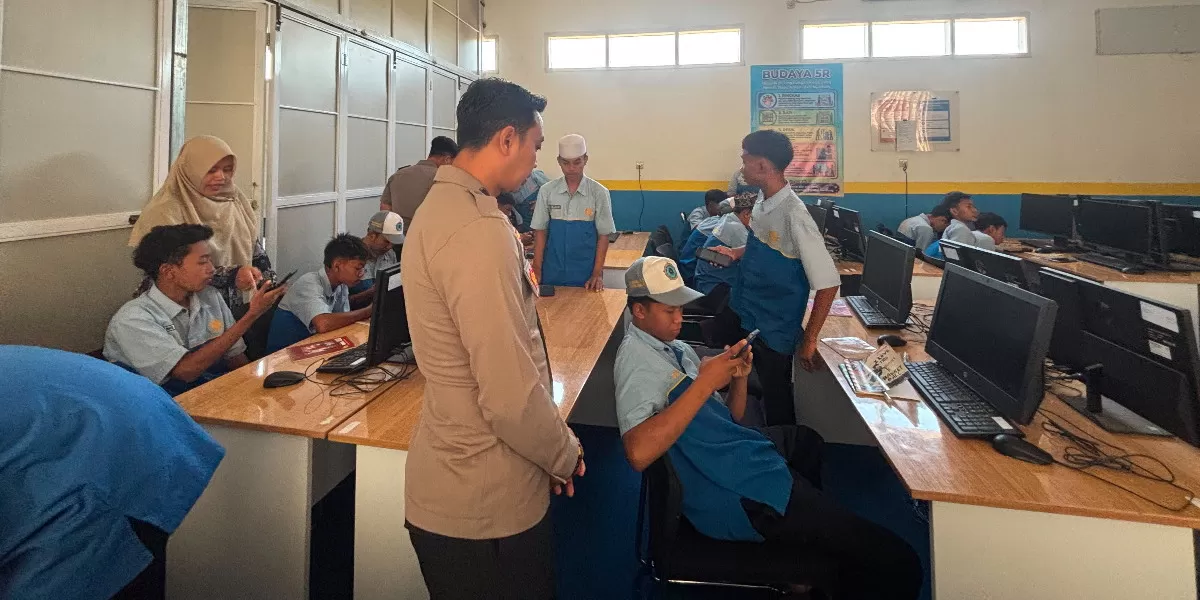 Polres Jombang memberikan edukasi literasi Artificial Intelligence kepada 100 pelajar di Aula SMK 1 Muhammadiyah Jogoroto (Humas Polres Jombang)