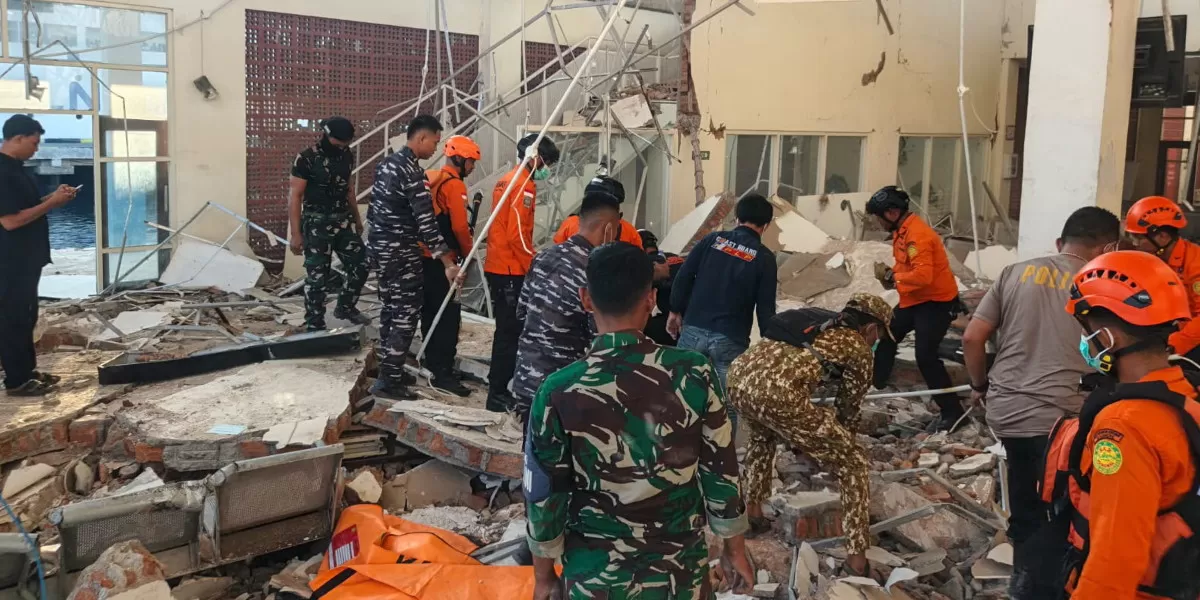 TNI mengerahkan personel dan menyiapkan pesawat Hercules serta KRI untuk mendukung evakuasi warga dan distribusi bantuan bagi korban gempa di NTT (Promedia Teknologi Indonesia)