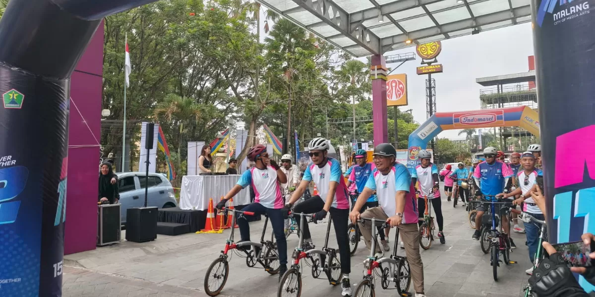 Wali Kota Malang Wahyu Hidayat bersama peserta M112 Ngalam Folding Bike saat mengikuti kegiatan bersepeda yang mengangkat potensi wisata dan UMKM Kota Malang (Aboutmalang.com)
