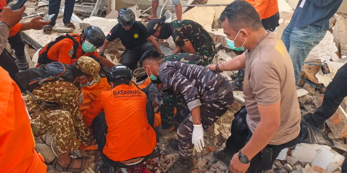 Petugas gabungan melakukan penanganan dan evakuasi warga terdampak gempa M7,7 di Nusa Tenggara Timur. BNPB mencatat 47 korban meninggal (dok.istimewa)