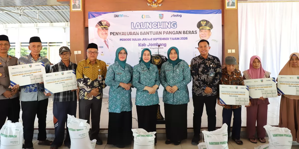 Asisten Perekonomian dan Pembangunan Setdakab Jombang Bambang Suntowo menyerahkan bantuan pangan beras secara simbolis kepada warga di Balai Desa Krembangan, Kecamatan Gudo (dok.istimewa)
