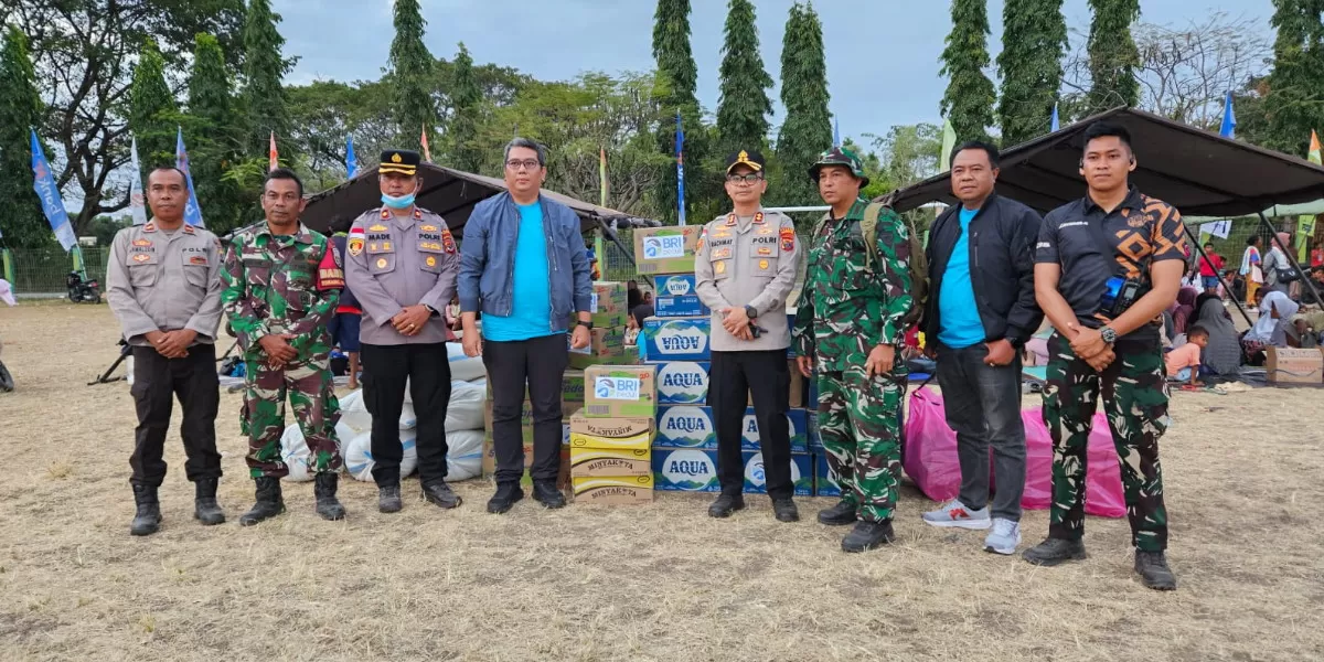 Relawan BRI Peduli menyalurkan bantuan tanggap bencana kepada warga terdampak gempa Flores di Maumere, Kabupaten Sikka, dan Mbay, Kabupaten Nagekeo, NTT (BRI)