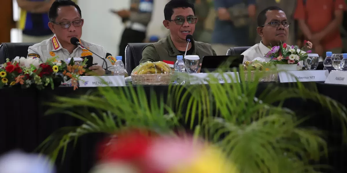 Kepala BNPB Letjen TNI Suharyanto memimpin rapat koordinasi penanganan pascagempa NTT di Kantor Bupati Manggarai Barat (Promedia Teknologi Indonesia)