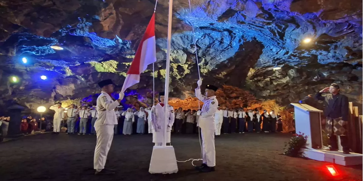 Peserta mengikuti upacara HUT ke 81 Kemerdekaan RI di dalam Goa Lawa Purbalingga, Desa Siwarak, Kecamatan Karangreja (Promedia Group)