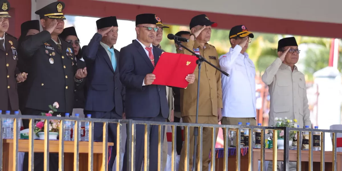 Menko PMK Pratikno bersama Kepala BNPB Suharyanto dan jajaran mengikuti upacara HUT ke-81 Kemerdekaan RI di Lapangan Motang Rua, Ruteng, Manggarai, NTT (Promedia Teknologi Indonesia)