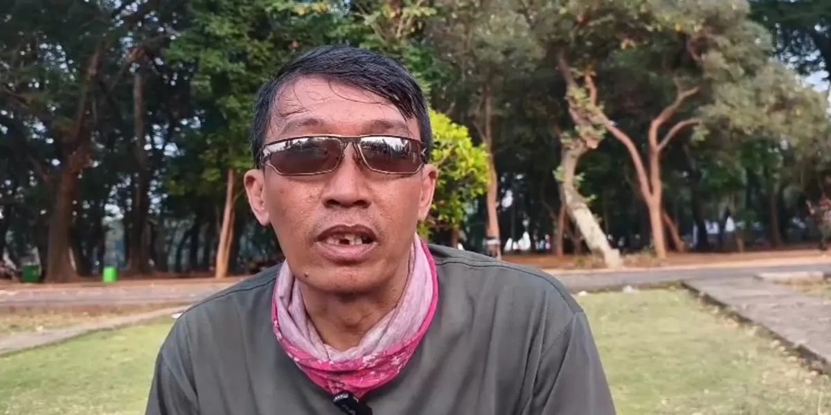 Warga menikmati persiapan perayaan HUT ke 81 RI di kawasan Monas, Jakarta, sembari menyampaikan doa dan dukungan bagi korban gempa NTT (Promedia Teknologi Indonesia)