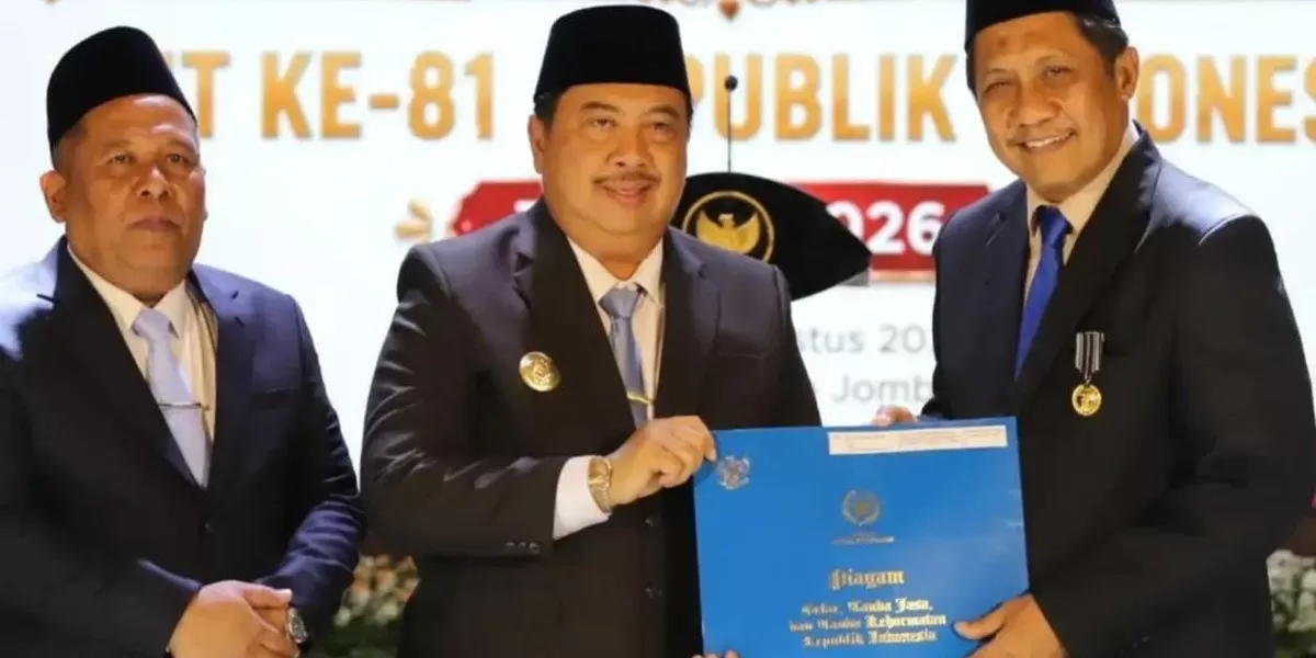 Kepala Dukcapil Jombang Masduqi Zakaria menerima Satyalancana Karya Satya XXX Tahun dalam Malam Resepsi Kenegaraan HUT ke-81 RI (dok.istimewa)