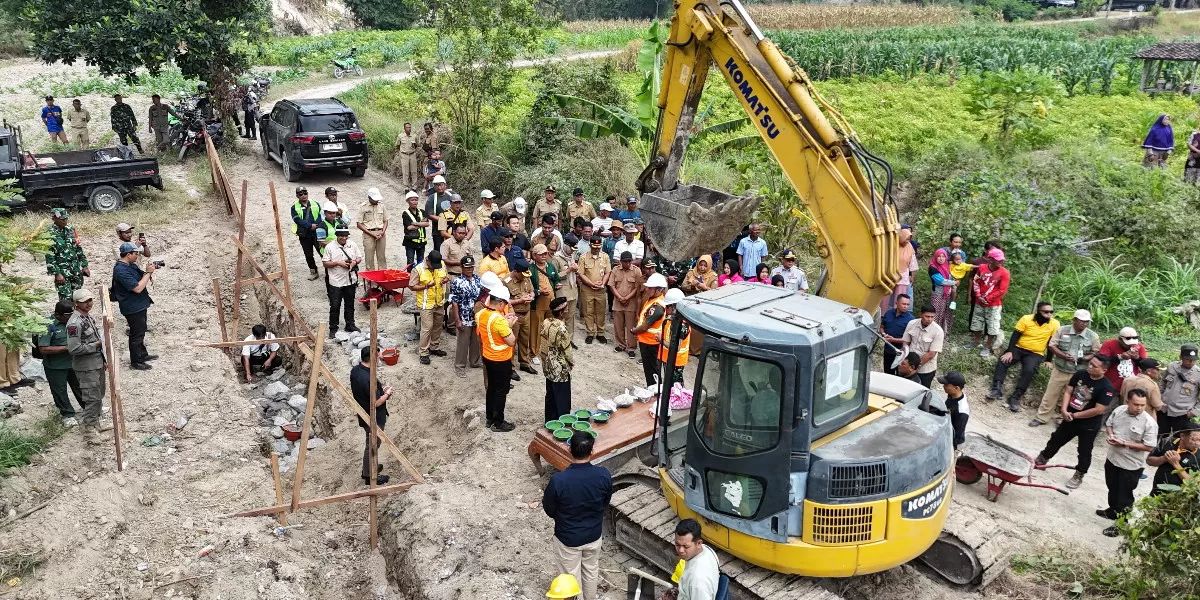 Bupati Jombang Warsubi bersama Forkopimda meletakkan batu pertama pembangunan Jembatan Garuda Merah Putih Presisi di Dusun Kedungdendeng, Jipurapah (dok.istimewa)