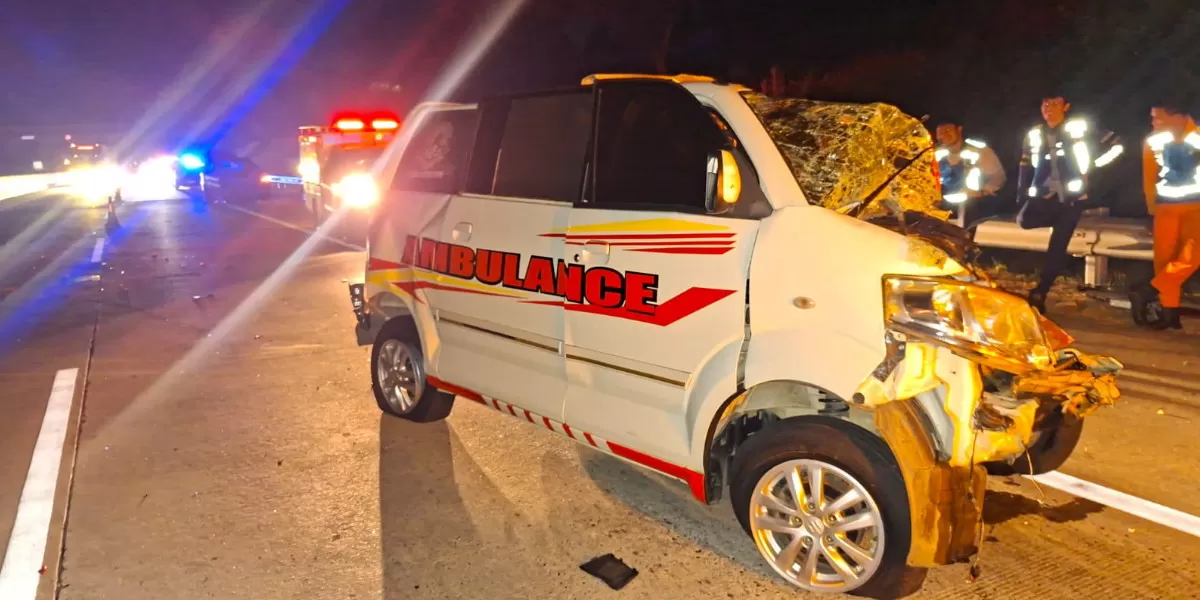 Kecelakaan beruntun empat kendaraan terjadi di Tol Batang-Semarang KM 379+900, Rabu dini hari, menewaskan tiga penumpang ambulans (dok.istimewa)