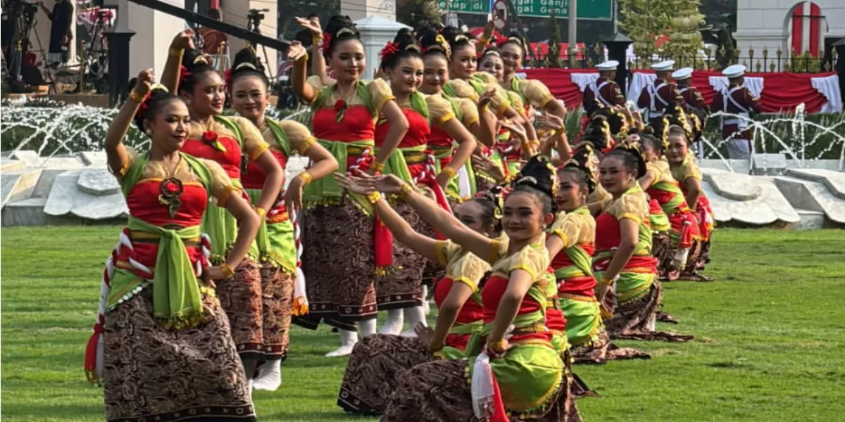 Tari Kelana Lengger Banyumasan dibawakan 100 seniman asal Kabupaten Banyumas di Istana Merdeka menjelang Upacara Penurunan Bendera HUT ke 81 RI (Promedia Teknologi Indonesia)