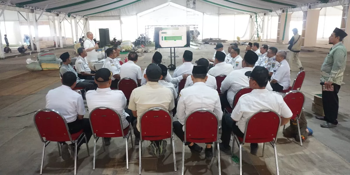 Bupati Jombang Warsubi meninjau venue utama pembukaan Muktamar ke 35 NU di Lapangan Untung Suropati, Tambakrejo, Jombang (dok.istimewa)