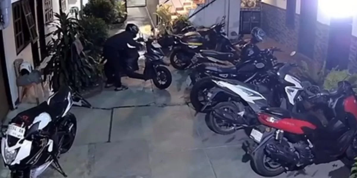 Rekaman CCTV memperlihatkan dua pelaku diduga mencuri sepeda motor mahasiswa dari rumah kos di Jalan Pagar Alam, Bandar Lampung (Promedia Group)