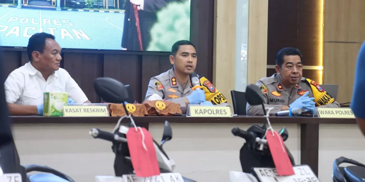 Polres Pacitan mengamankan tersangka curanmor berinisial SA beserta tiga sepeda motor Honda Beat dan sejumlah barang bukti hasil pengungkapan kasus (Humas Polres Pacitan)