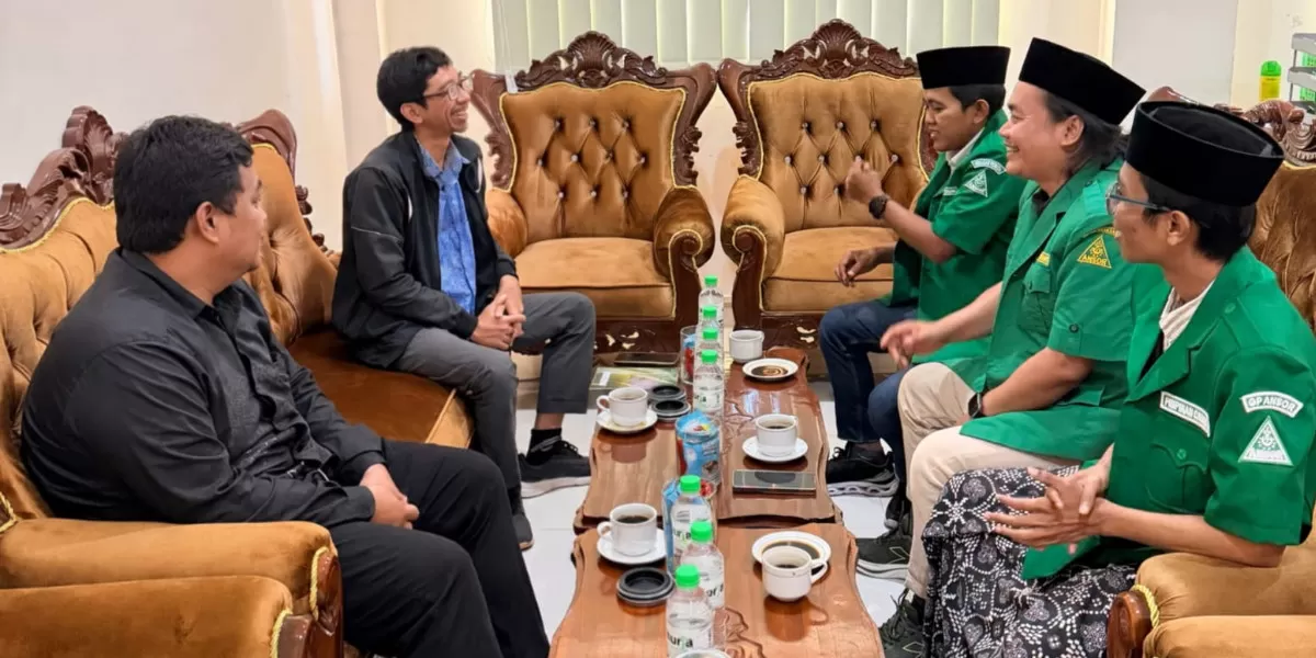 Kepala Pusat Data dan Sistem Informasi (PDSI) Unuja Syaiful Huda, M.Kom menerima rombongan dari PC GP Ansor Kraksaan di Gedung Rektorat Unuja (BSA Kraksaan)