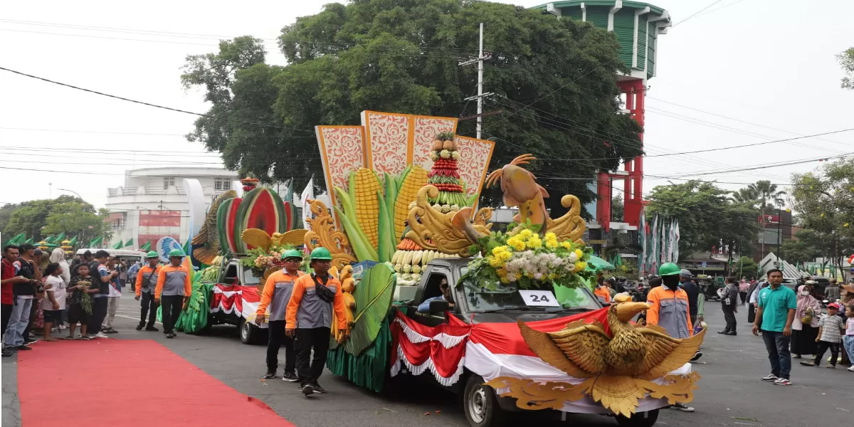 Bupati Jombang Warsubi melepas Karnaval Mobil Hias dan Hasil Bumi HUT ke 81 RI yang diikuti 69 armada dan disaksikan antusias warga (dok.istimewa)