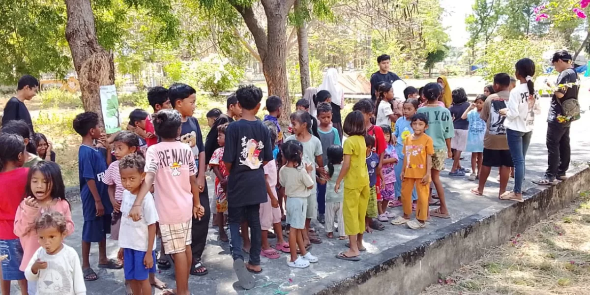 ICCN NTT dan Asidewi mengajak kaum mama di Posko Pengungsi Mandiri Tana Duen mengisi masa pemulihan pascagempa dengan kreativitas berbasis budaya (Promedia Group)