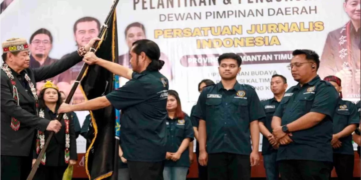 Ketua Umum PJI Hartanto Boechori mengukuhkan Jerison Togelang sebagai Ketua DPD PJI Kalimantan Timur periode 2026&ndash;2030 di Samarinda (Ketua Umum PJI )