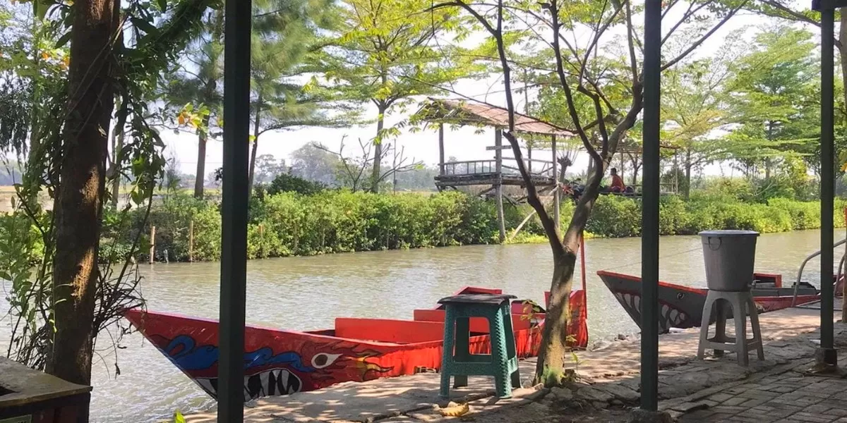 Pengunjung menikmati wisata edukasi di Wisata Tani Betet Nganjuk dengan mengenal aktivitas pertanian, panen sayuran, dan peternakan (dok.istimewa)