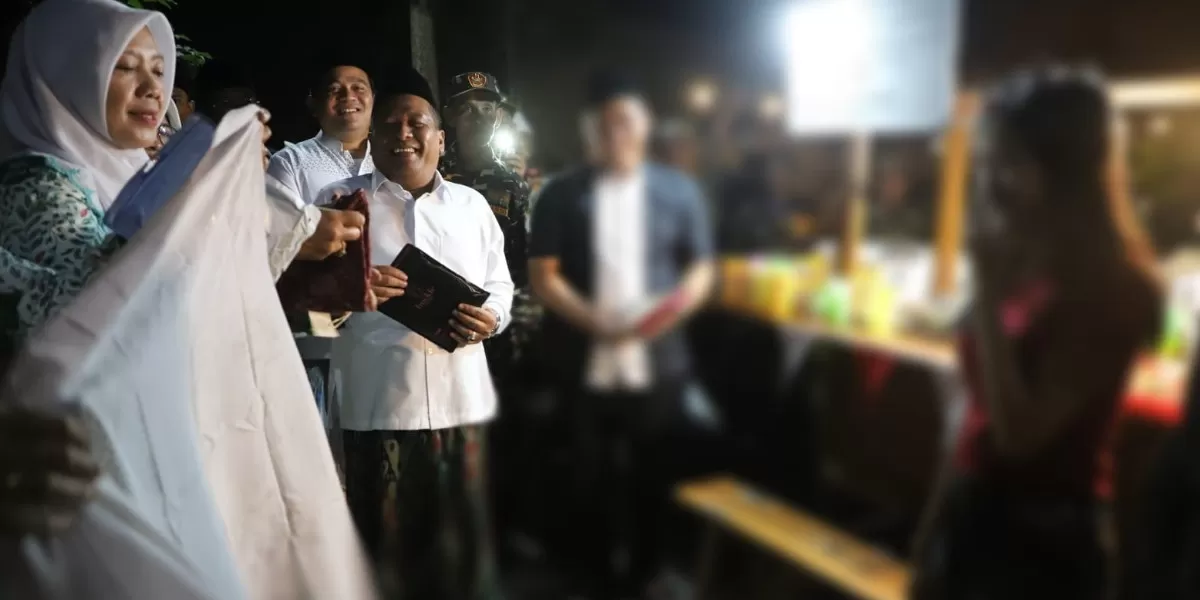 Jelang Muktamar ke 35 NU, Satpol PP Jombang bagikan 500 kerudung kepada pedagang (dok.istimewa)