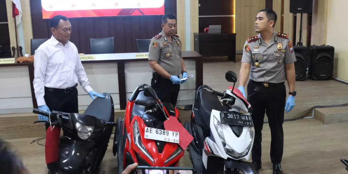 Polres Pacitan mengamankan tersangka pencurian emas senilai Rp350 juta milik lansia beserta sejumlah barang bukti hasil pengungkapan kasus (Humas Polres Pacitan)